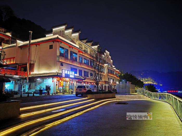 自贡旧城里,夜幕下的釜溪步行街!