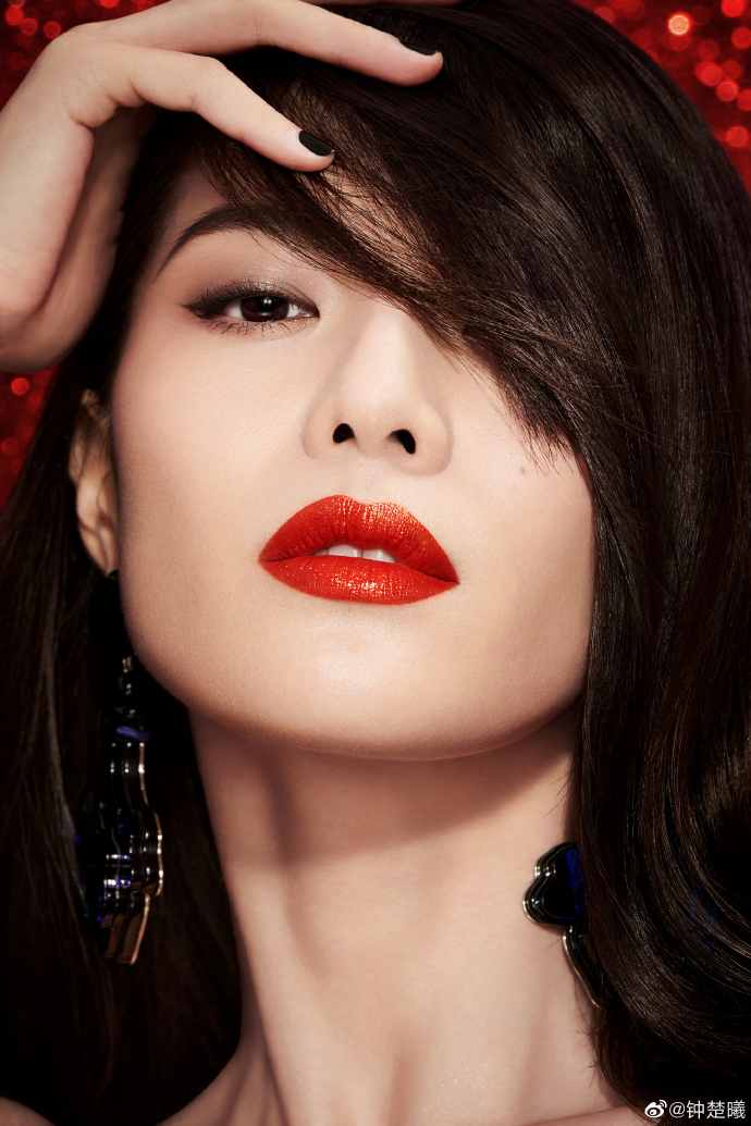 钟楚曦烈焰红唇过圣诞,圣诞节就该选个红色唇膏