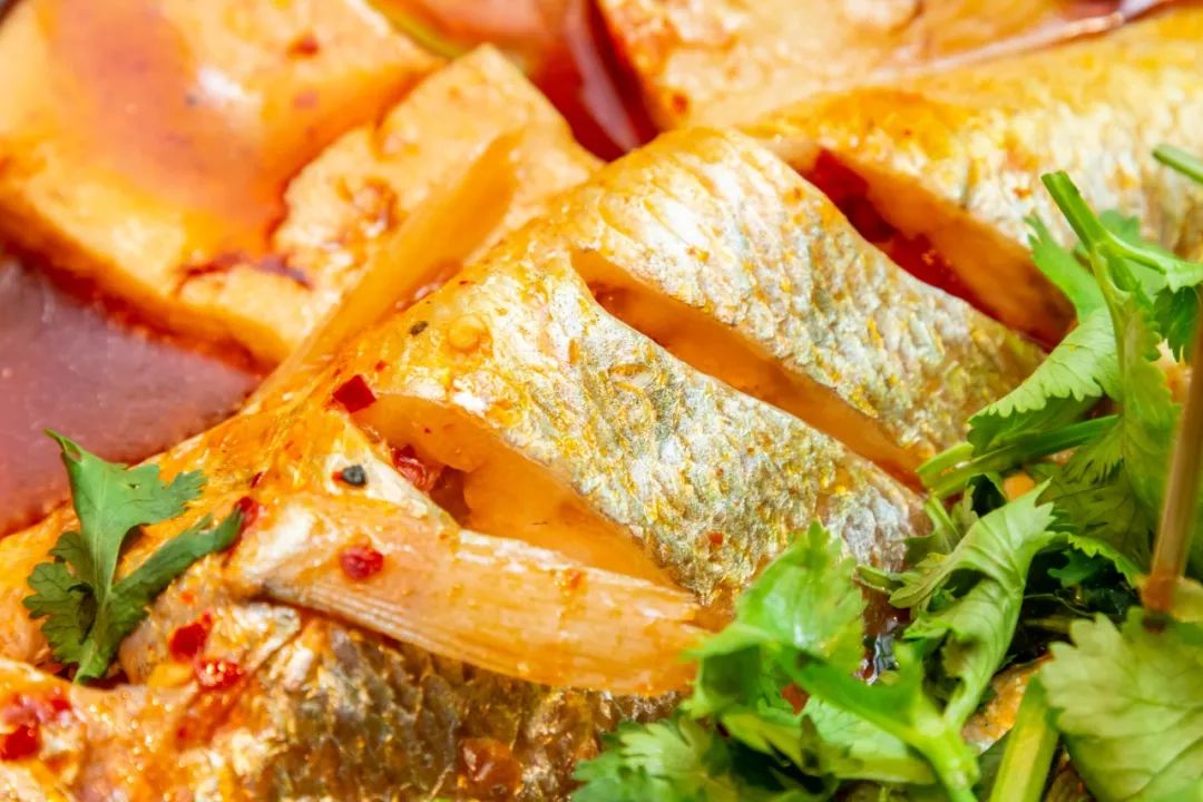 两条肉质细嫩的黄鱼,超duang超q弹的豆腐与秘制的调料在 石锅中炖煮40