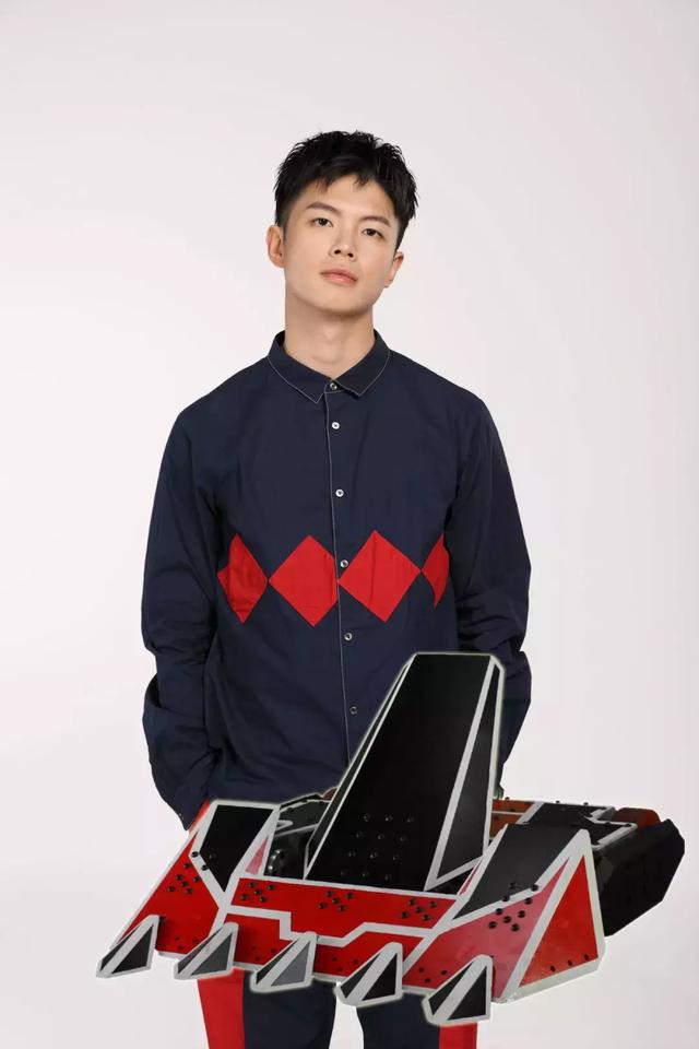 《铁甲雄心2》职业赛车手叶弘历展现十级操控 初战大胜获得青睐