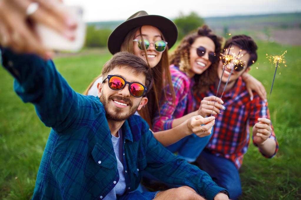 聚会场合紧张不知道说什么,如何解决