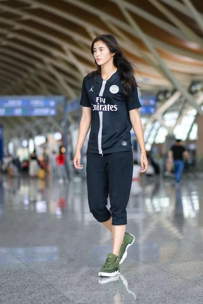 球鞋收藏 & 穿搭6767赵丽娜作为 nike 的代言人,球鞋收藏也以