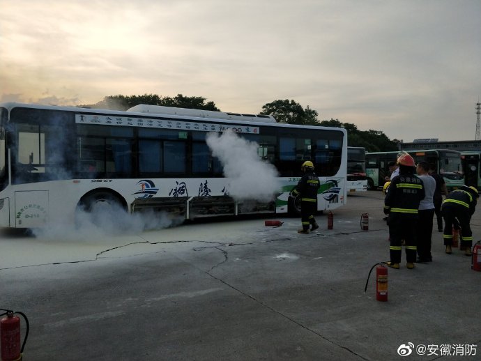 銅陵一公交車電池起火 消防員緊急撲救