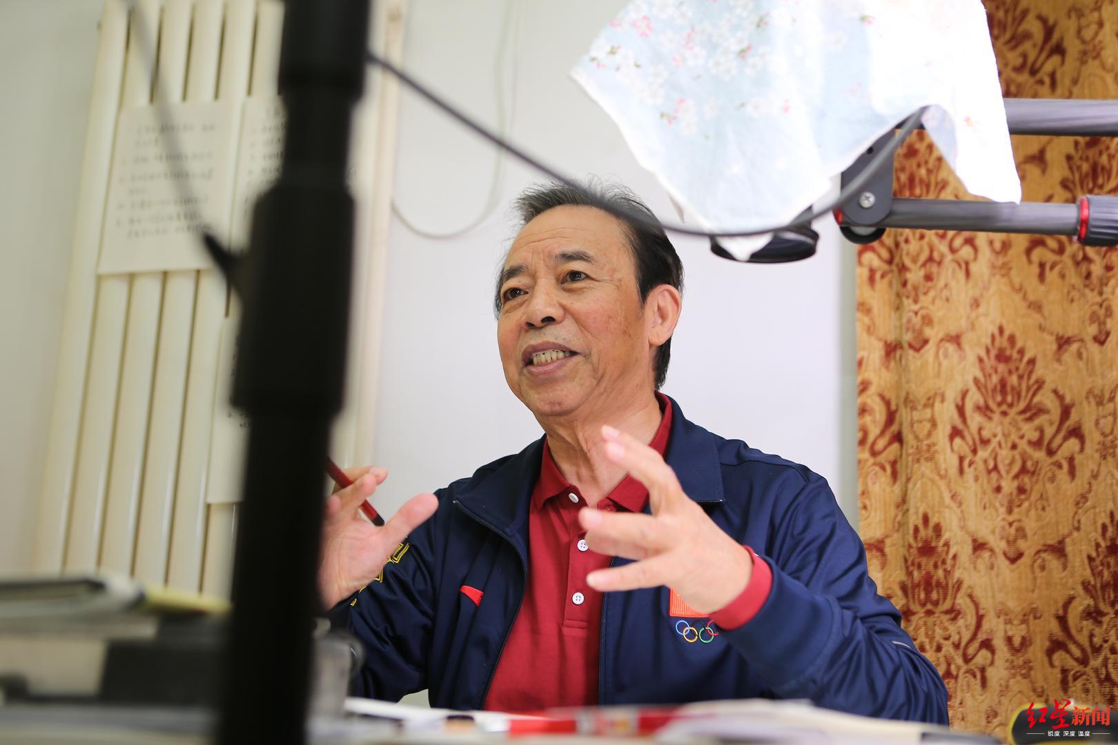 独家专访中国硬笔书法第一人庞中华:“活在”字帖上的人__凤凰网