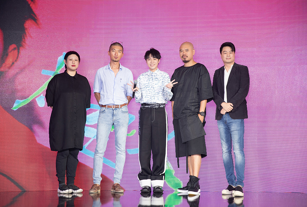 吴青峰在京举办首张专辑《太空人》发片会 苏打绿合体送祝福