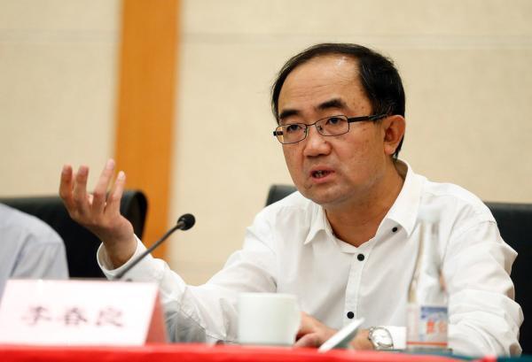 北京卫视跨年冰雪盛典总导演郭巍表示今年将打造一场冰雪摇滚音乐节