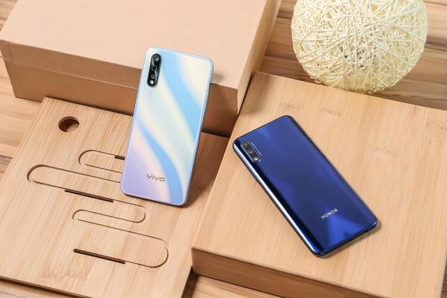 左:vivo z5;右:荣耀9x要挑选一款续航好的手机,并不难,主要在电池容量