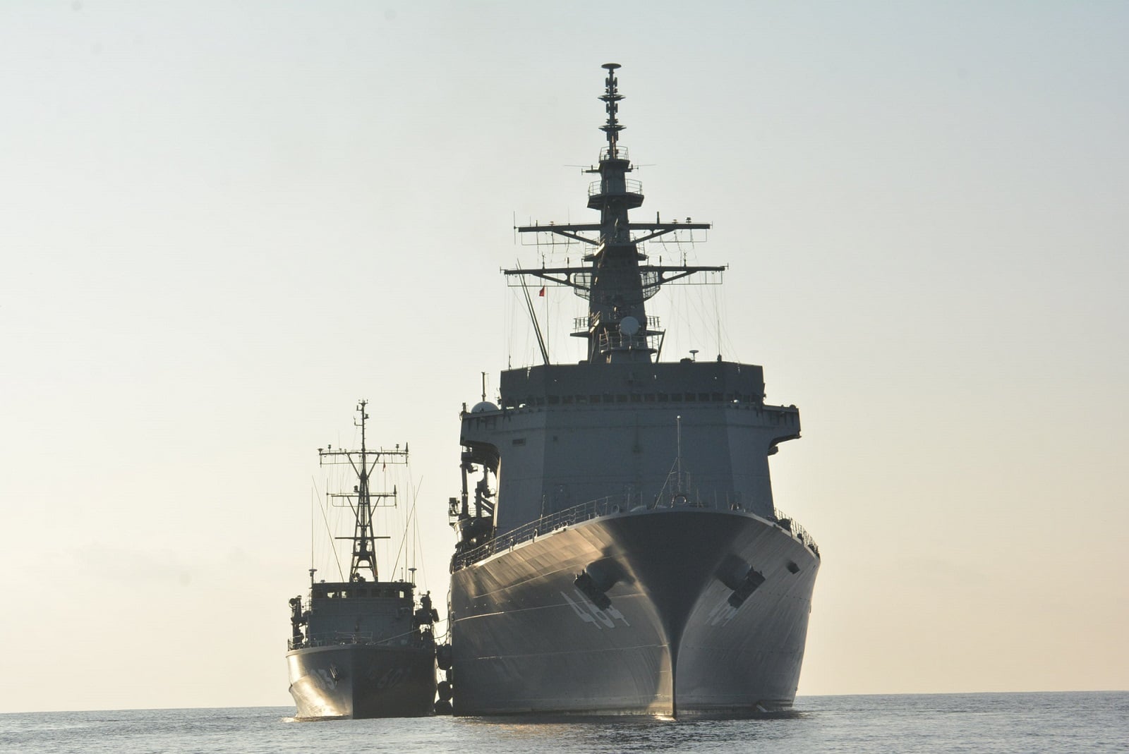 体型差距很大:海自派出两型扫雷舰访问菲律宾