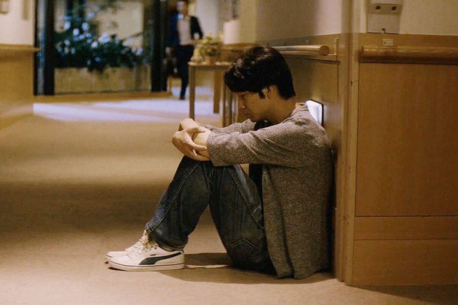 那个中年男人正蹲在地上,哭着打电话借钱. 借国产支架的钱.