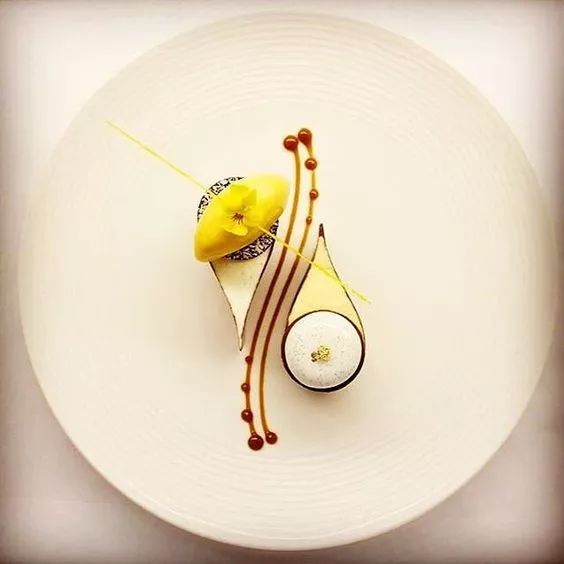 女厨师的甜品摆盘