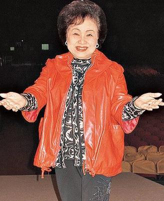 谭倩红是香港资深老戏骨,也是香港知名的粤剧名伶,1947年开始从艺一直