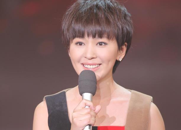 她是演央视十佳美女主持,41岁至今未婚,缘由竟是因为母亲