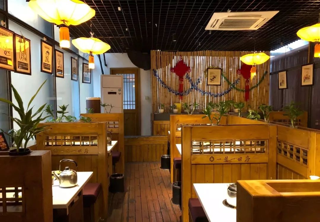 一只 30%牛油添加 很特别的养生锅 药包,花和红枣的搭配 汤底很清香