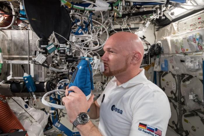 宇航员正在利用奇怪的小型科学机器进行呼吸测试