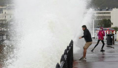 英国气象局发布暴雨预警 应对飓风“<em>洛</em><em>伦</em><em>佐</em>”