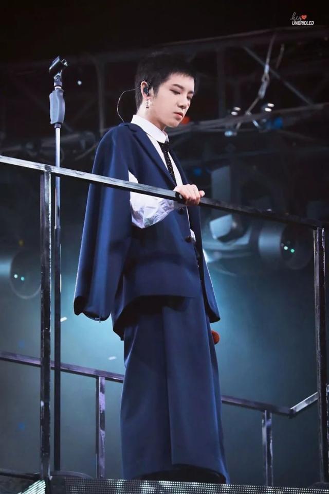 华晨宇演唱会一脱外套全场阵亡全身肌肉均匀线条流畅
