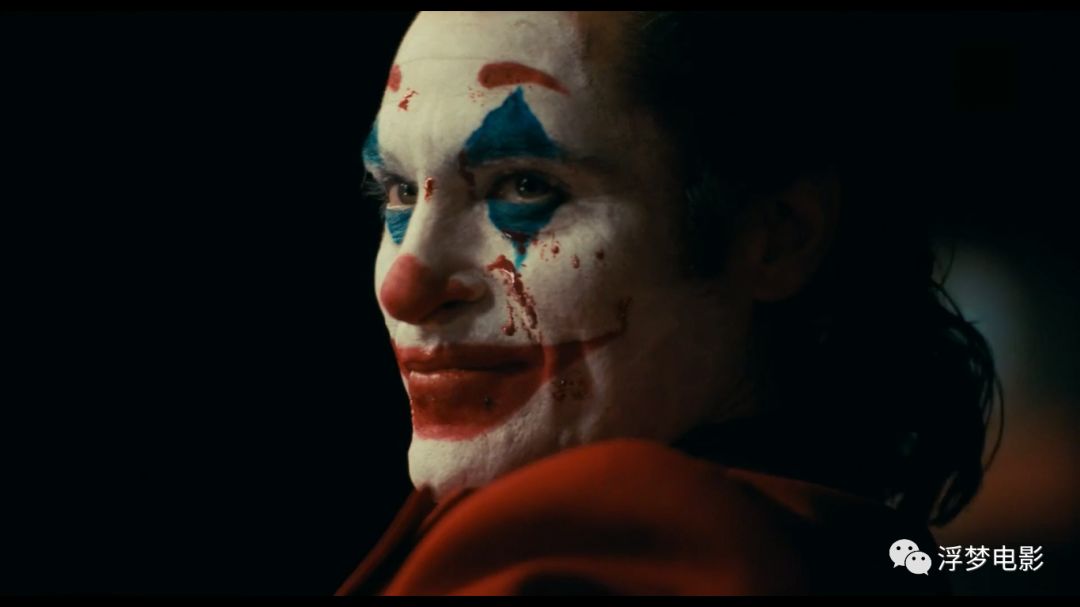 在与曾经嘲笑过自己的喜剧偶像同台做节目,小丑的言语则是极其地冒犯