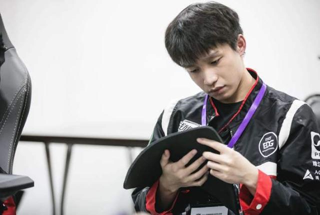 厂长宣布退役当教练了,edg再无cleverlove7,世间再无追梦少年