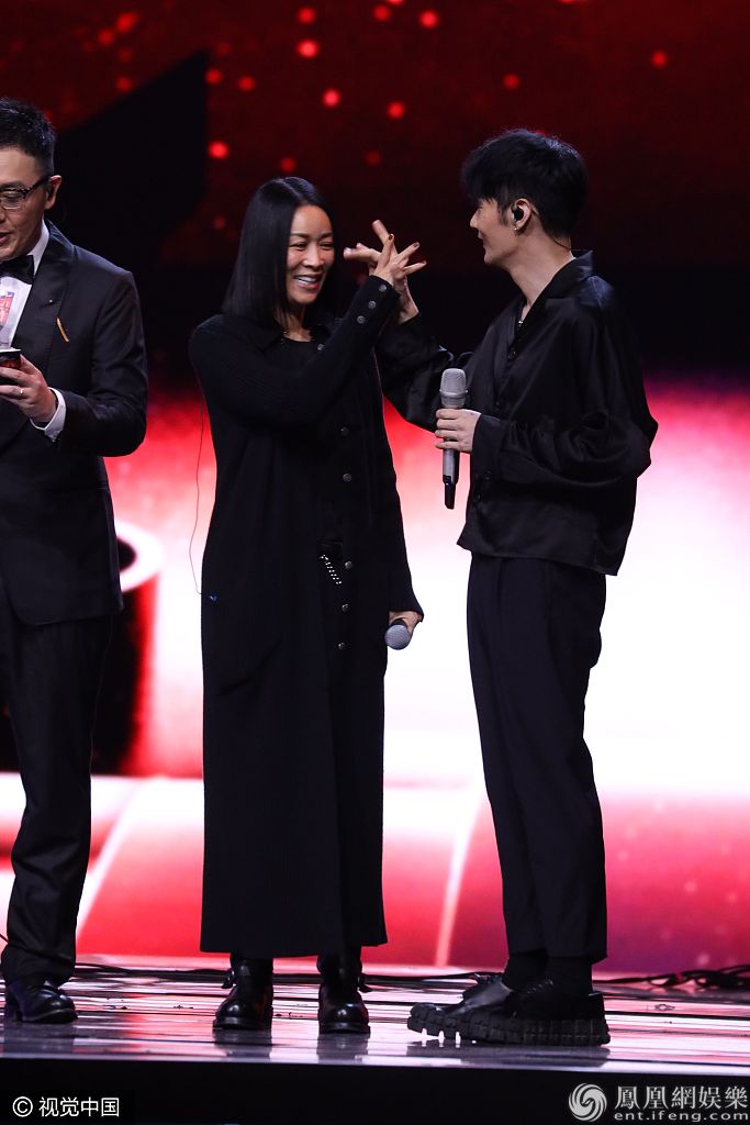 那英直发造型霸气十足 与李荣浩同台互动超有爱