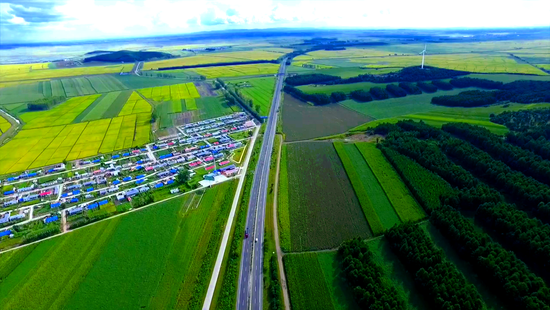 近年来,富锦市紧紧围绕"三大一城"建设,全力实施"农业兴市,工业强市