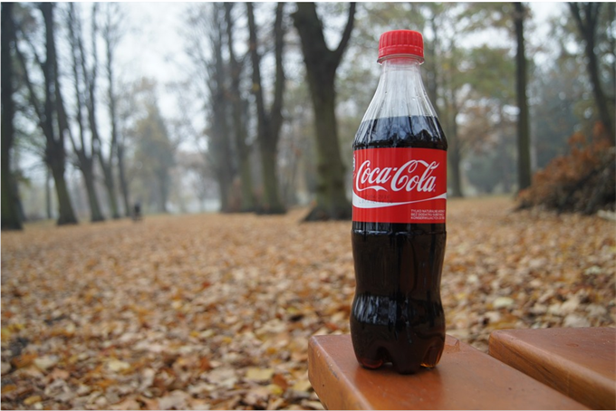 可口可乐成塑料污染最严重品牌一年的塑料瓶连起来能往返月球37次