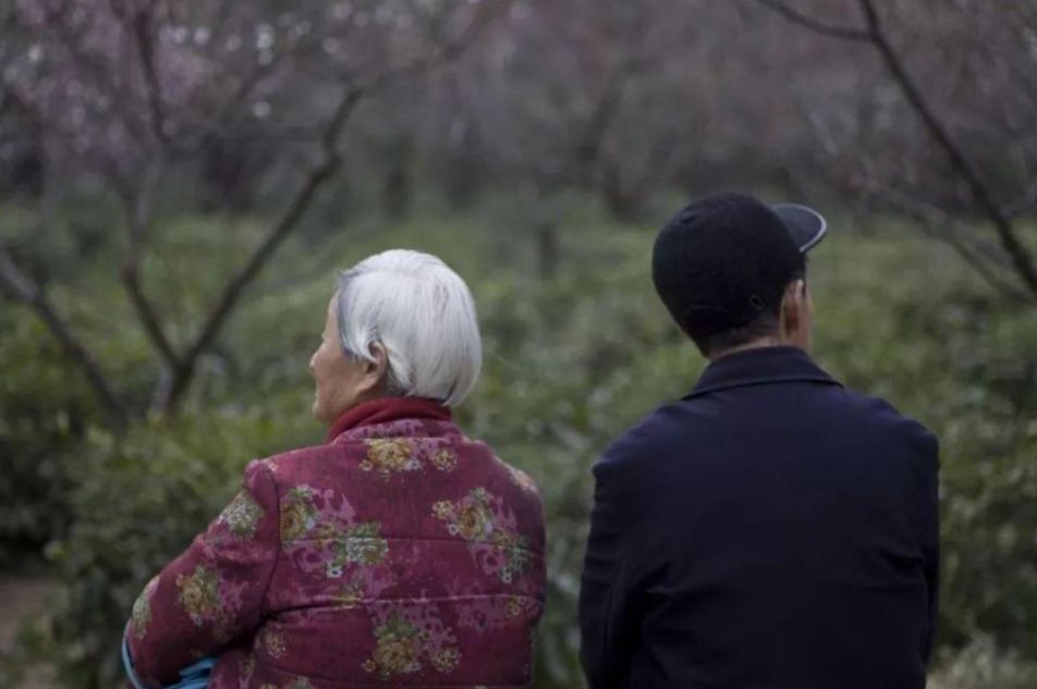 在农村为什么要将临终的老人搬到正厅？老人的愿望，寿终正寝 __凤凰网