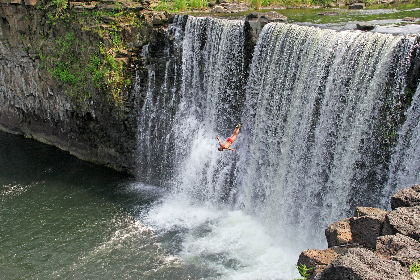 中国悬崖跳水第一人,在镜泊湖跳了几十年,每天有无数游客等待着
