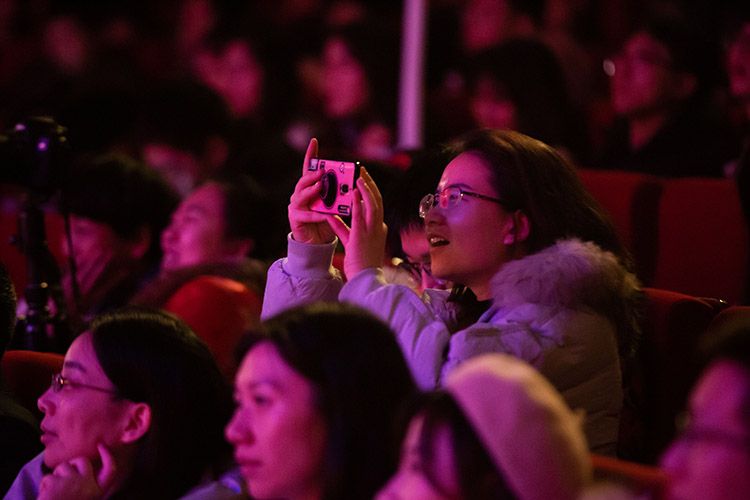 台下观众拍下演出的精彩画面.