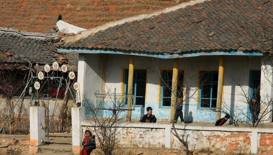 朝鲜的真实农村是怎样的? 看当地女人, 你就知道生活水平了!