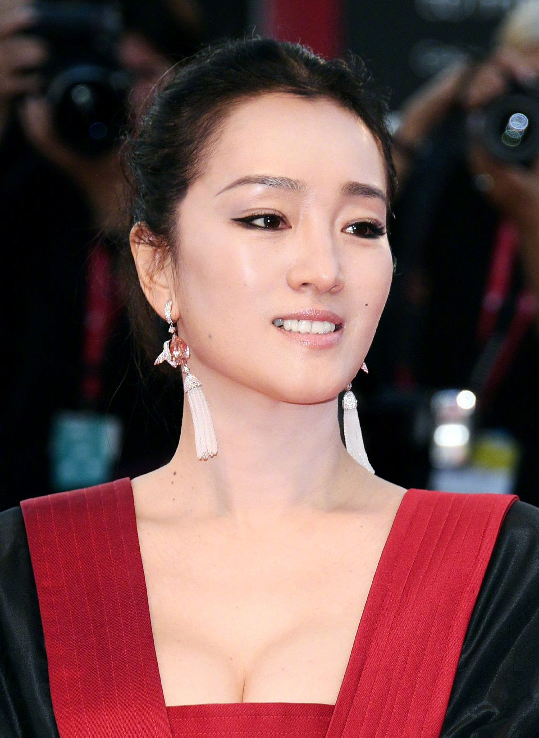 巩俐霸气走红毯如"女王驾到",粉丝求合影竟遭老公黑脸拒绝