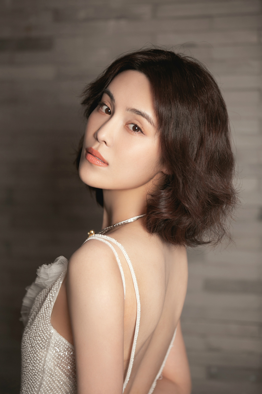 冬日的一抹明媚 韩丹桐露背人鱼裙性感优雅美背抢镜