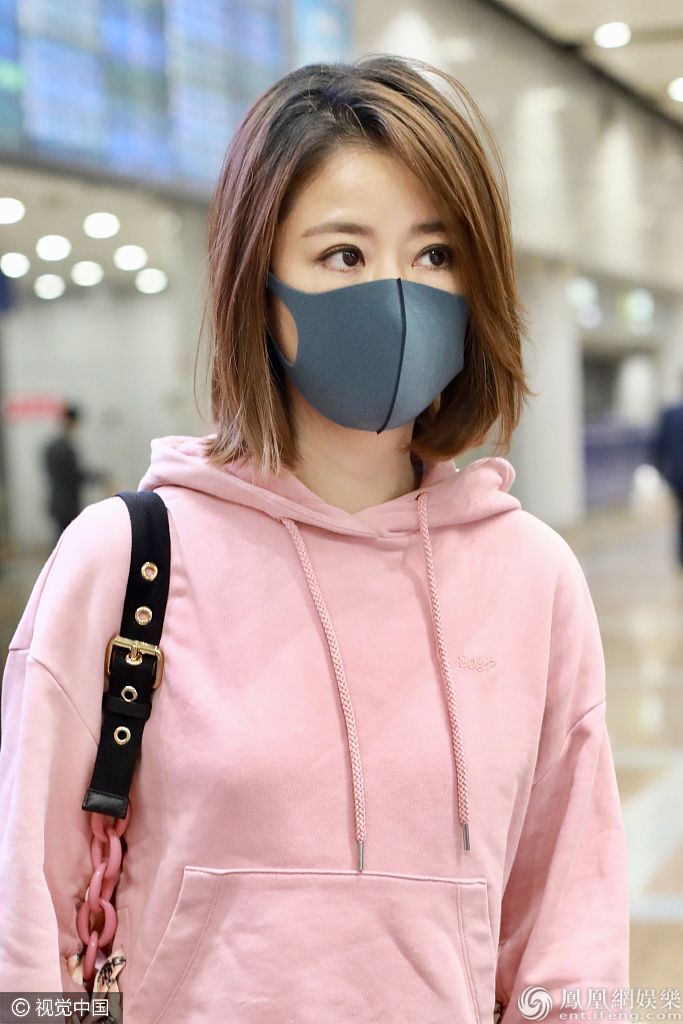 林心如口罩遮面玩眼神杀气场up穿粉色卫衣休闲甜美