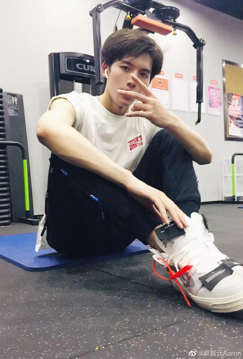 人气爱豆邓超元,穿衣法则大公开!你get了吗?