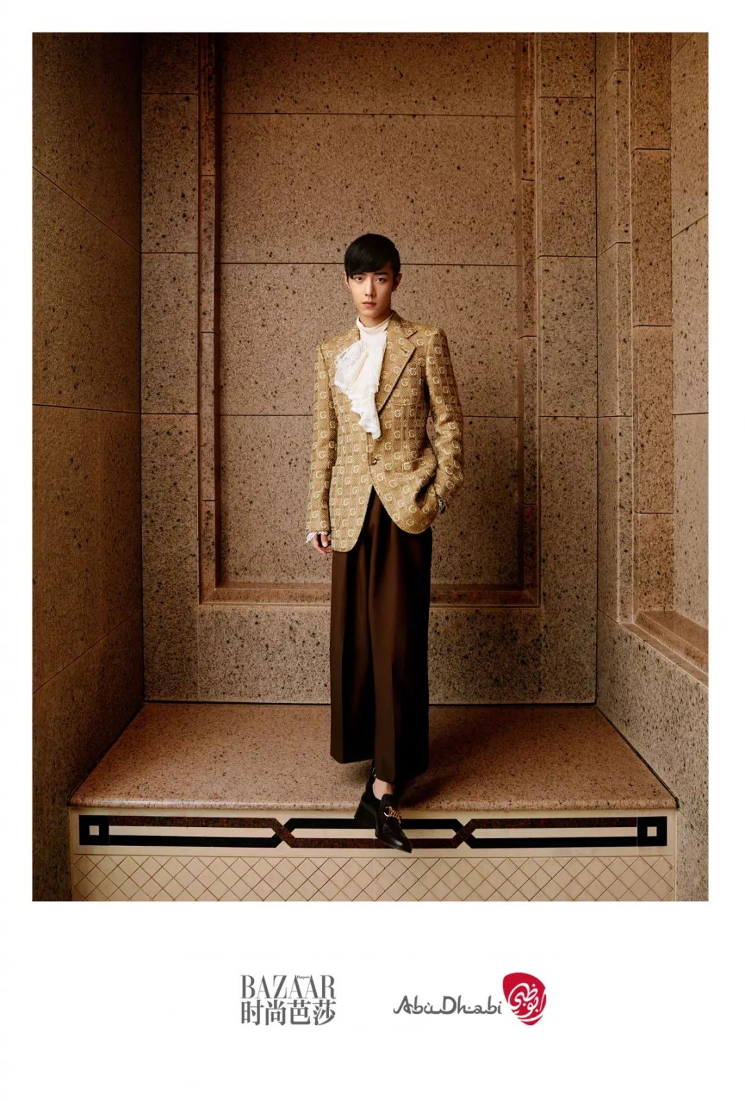 领花装饰丝质衬衫,棕色长裤,皮鞋 均为gucci视觉大片对于肖战而言