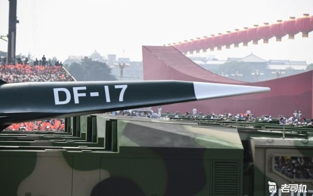 当东风-17弹道导弹驶过眼前 我惊呆了