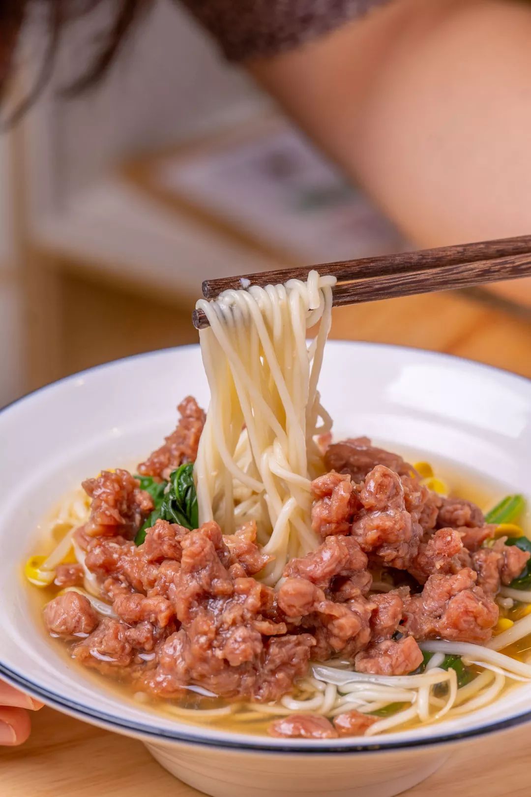 又一家被催着开到三里屯的「排队神店」,会说闽南话就打折?