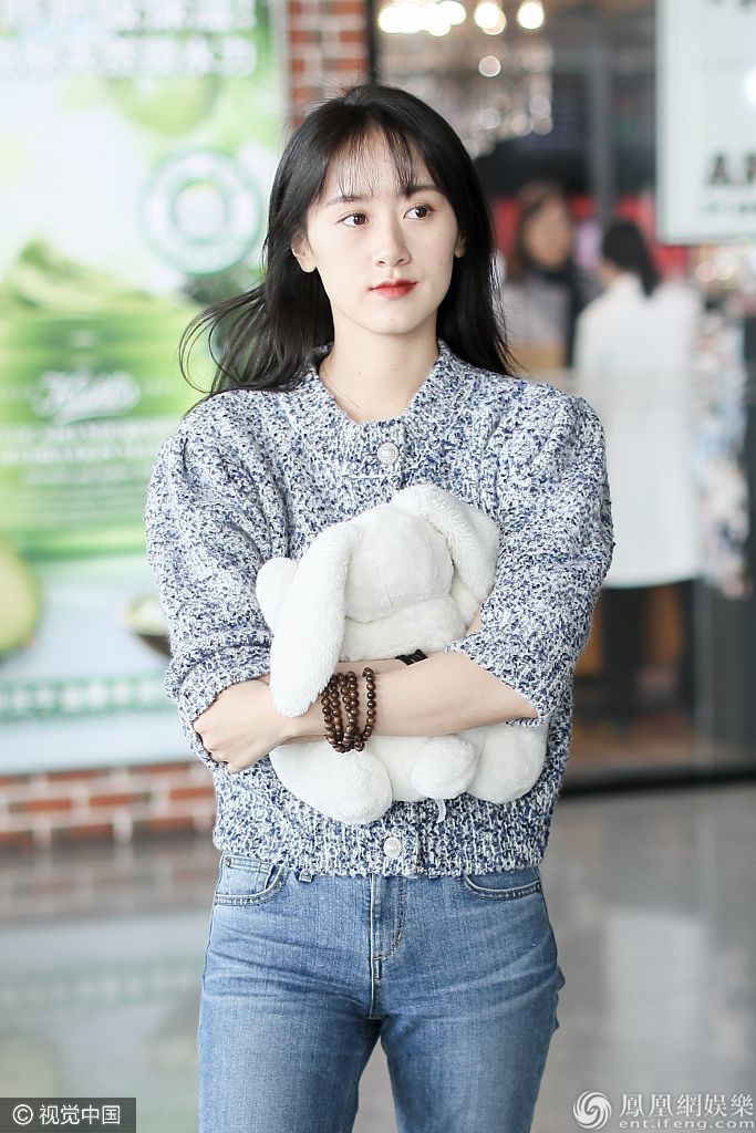 袁冰妍怀抱玩偶似清新少女红唇配空气刘海可甜可盐