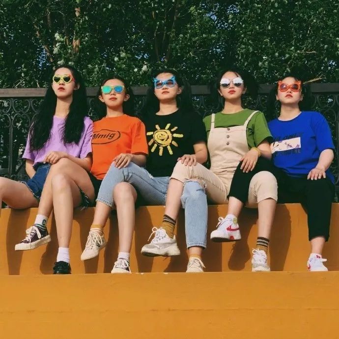 沙雕闺蜜照了解一下, 解锁合照新姿势__凤凰网