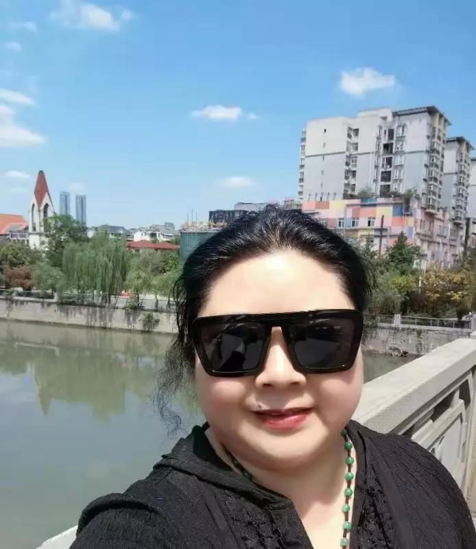 书画家刘桂兰笔墨洒脱不俗意境深沉悠远