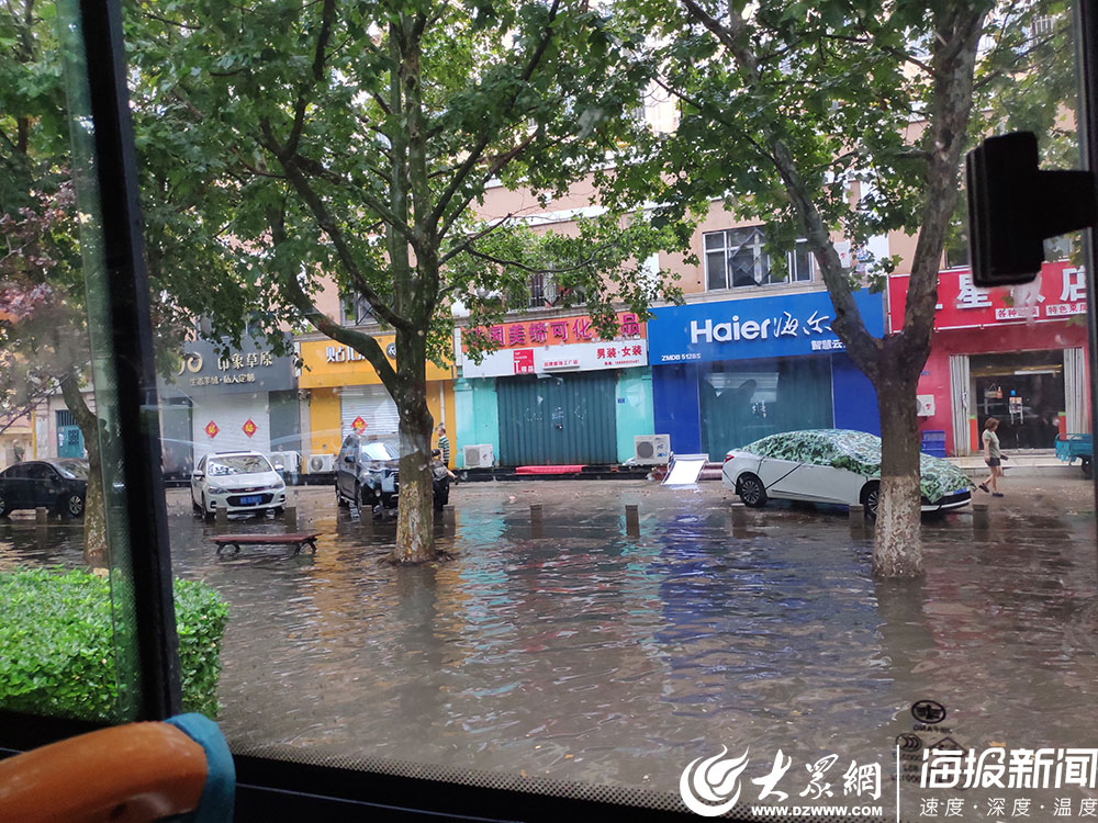 暴雨突袭城阳区多路段积水严重