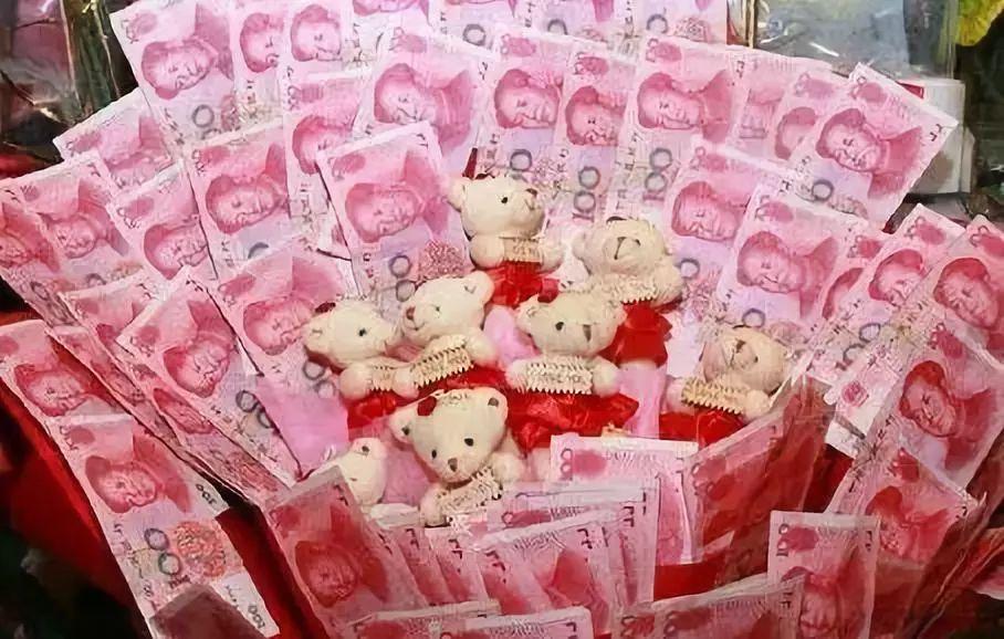 日前,重庆一名男子为给女友庆生,花33万余元人民币现金做成"有钱花"