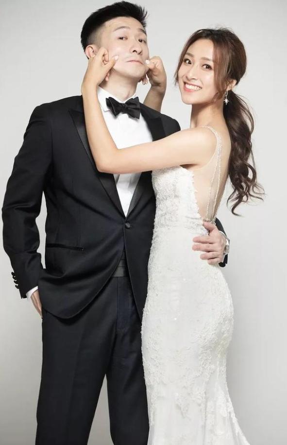 黄凯怡在分享这些的时候,脸上带着害羞的笑容,应该是想到了两人曾经的