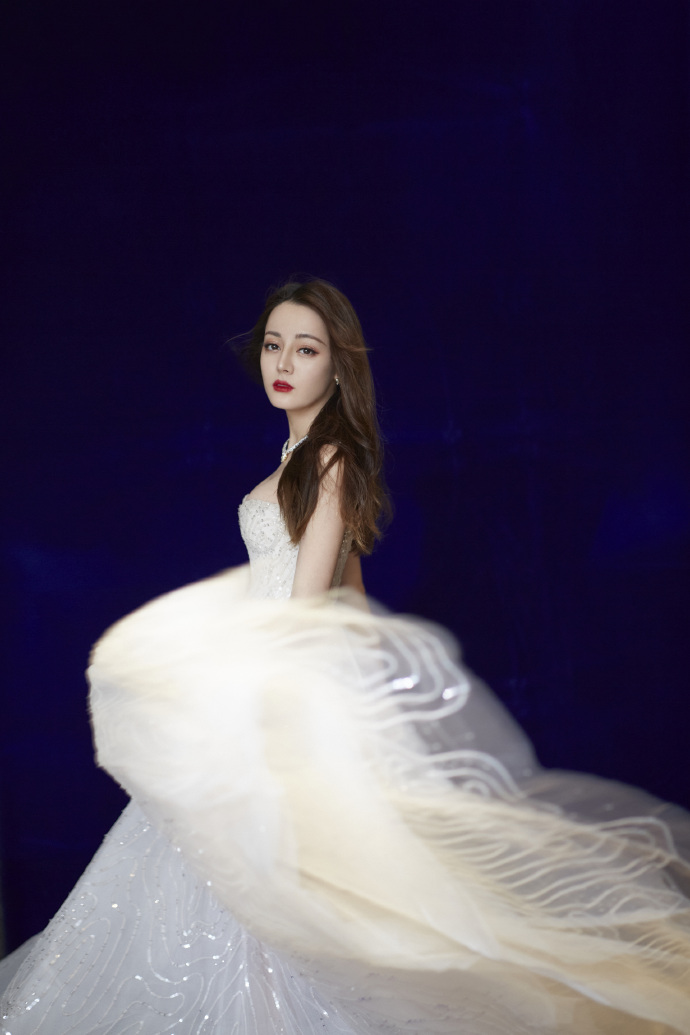 白雪公主迪丽热巴亮相星光大赏红毯 如钻石般耀眼红颜魅人心