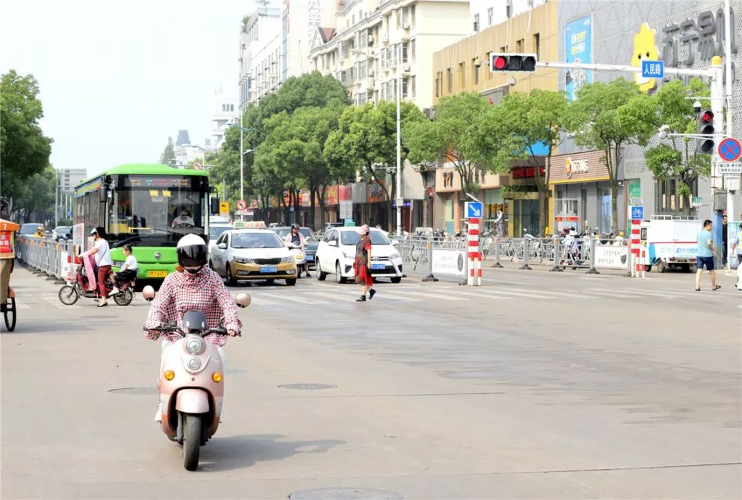 前天,在渔婆路与江平路路口,骑着电动车的市民徐某因不按规定车道行驶