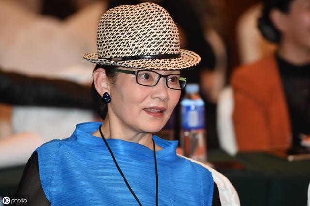 她今年的电视剧《爱上你治愈我》 但,潘虹老师在当年,那可是出一部红