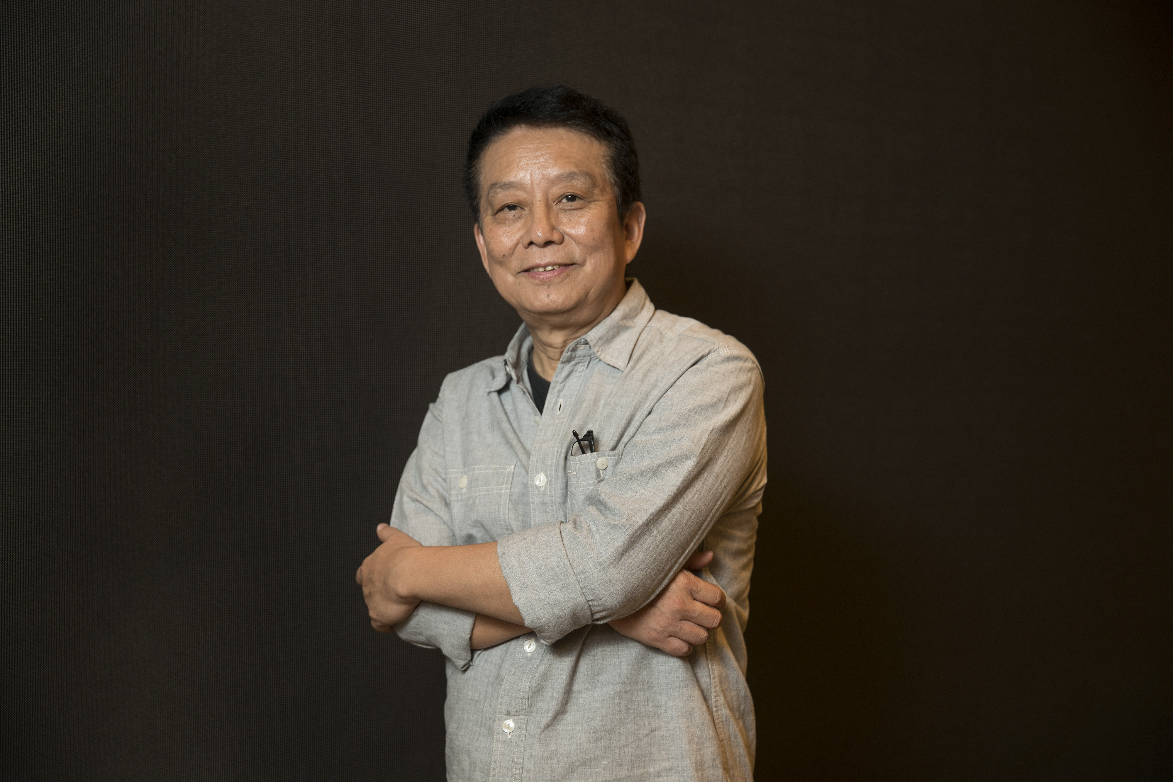 黄建新希望后辈能迅速地把我们碾碎踢走