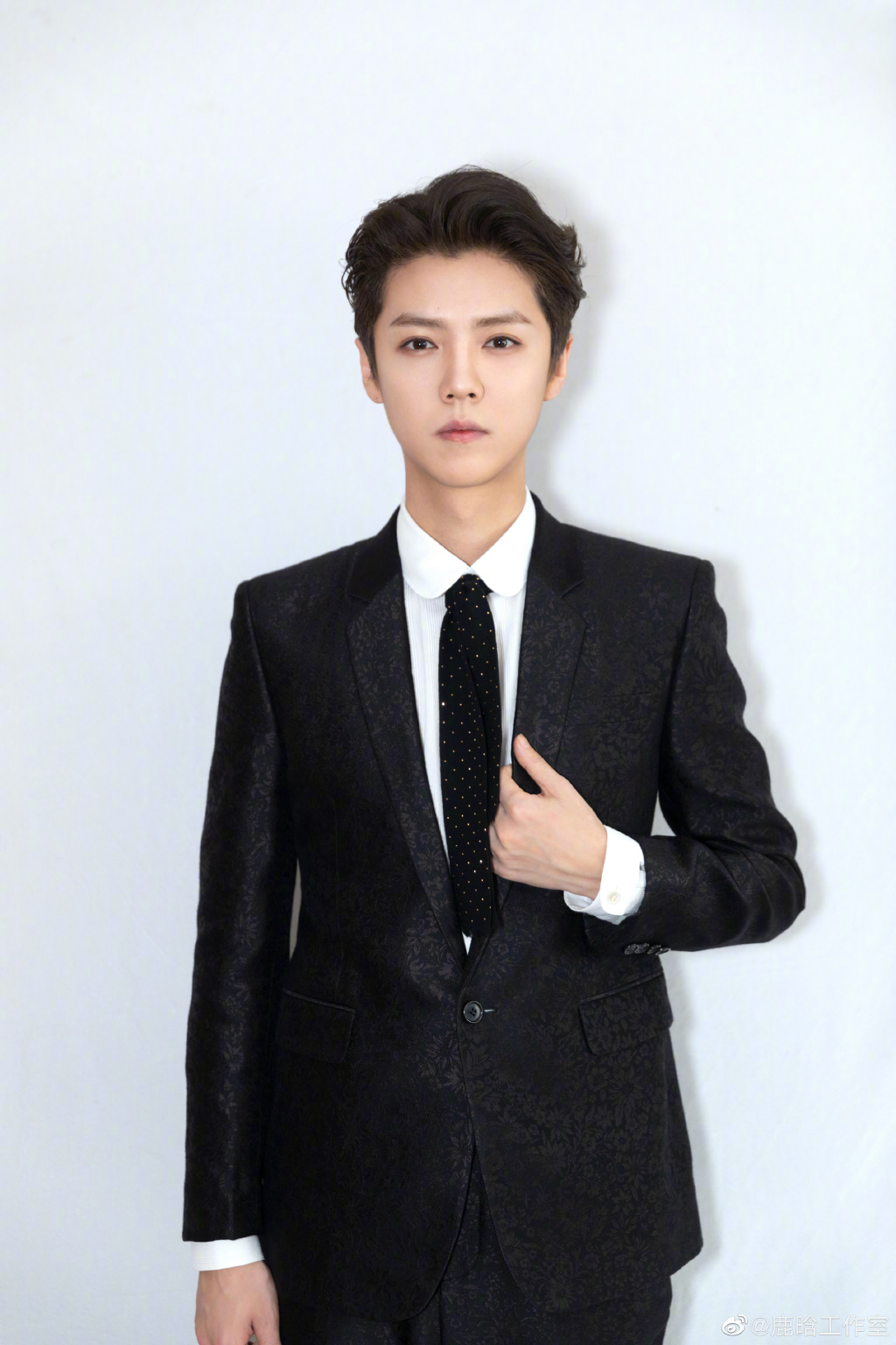 鹿晗今晚高清造型照帅气大放送低调内敛不失成熟质感