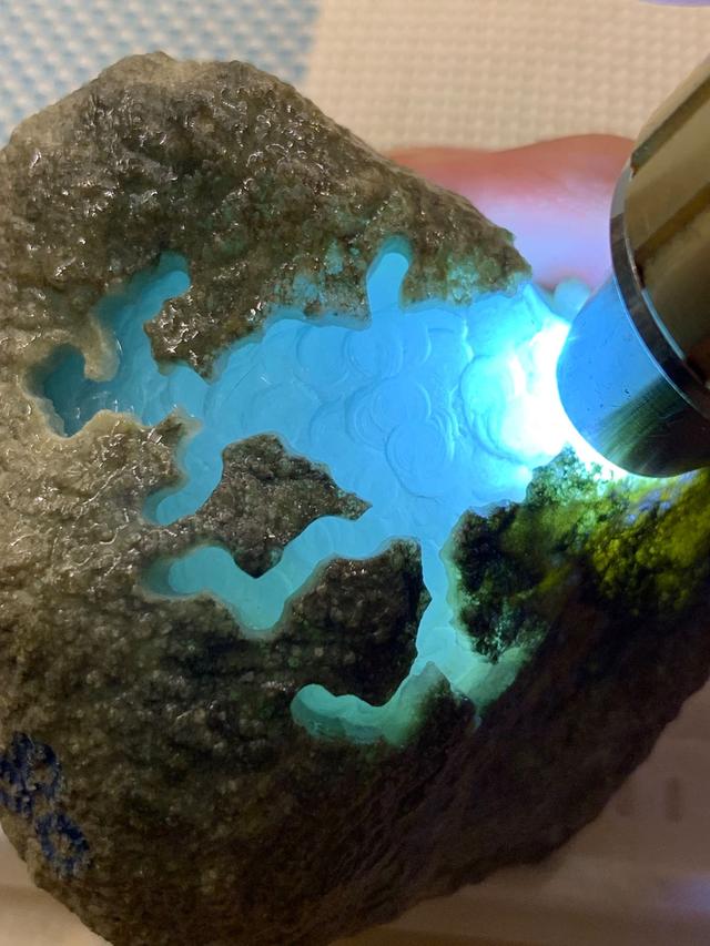 小价位掏回来的翡翠原石,开窗后惊艳众人,加工成成品又怎么样?