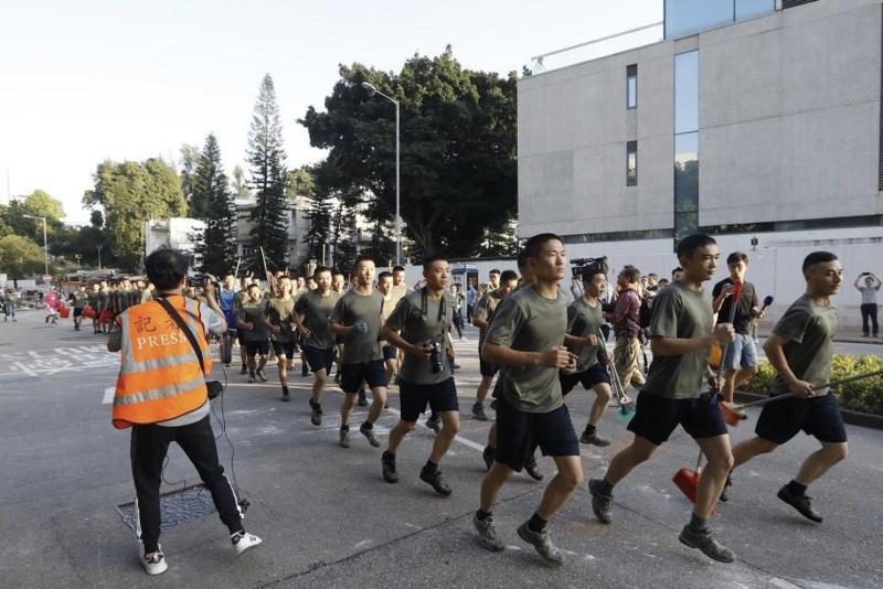 几十名解放军驻港部队官兵穿着便衣步出位于九龙塘的军