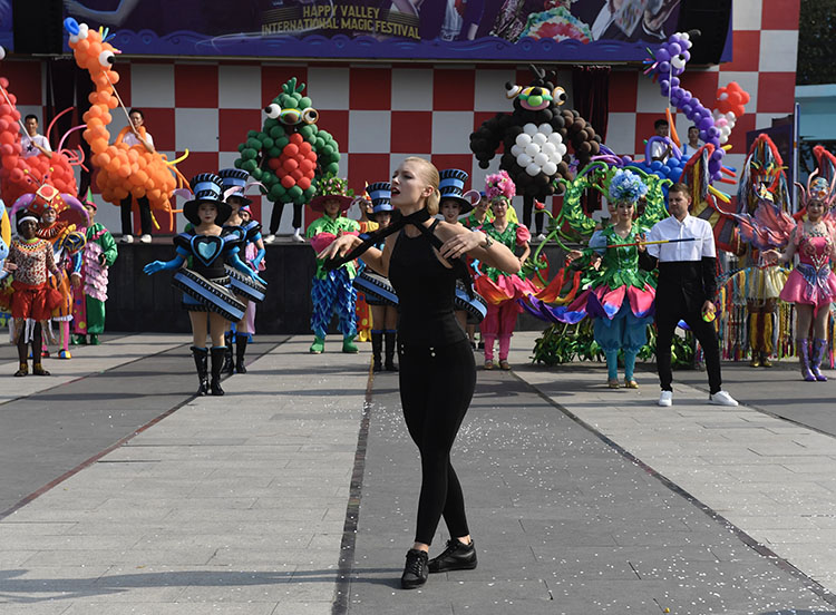 捷克的魔术师在进行表演.游客和演员合影.